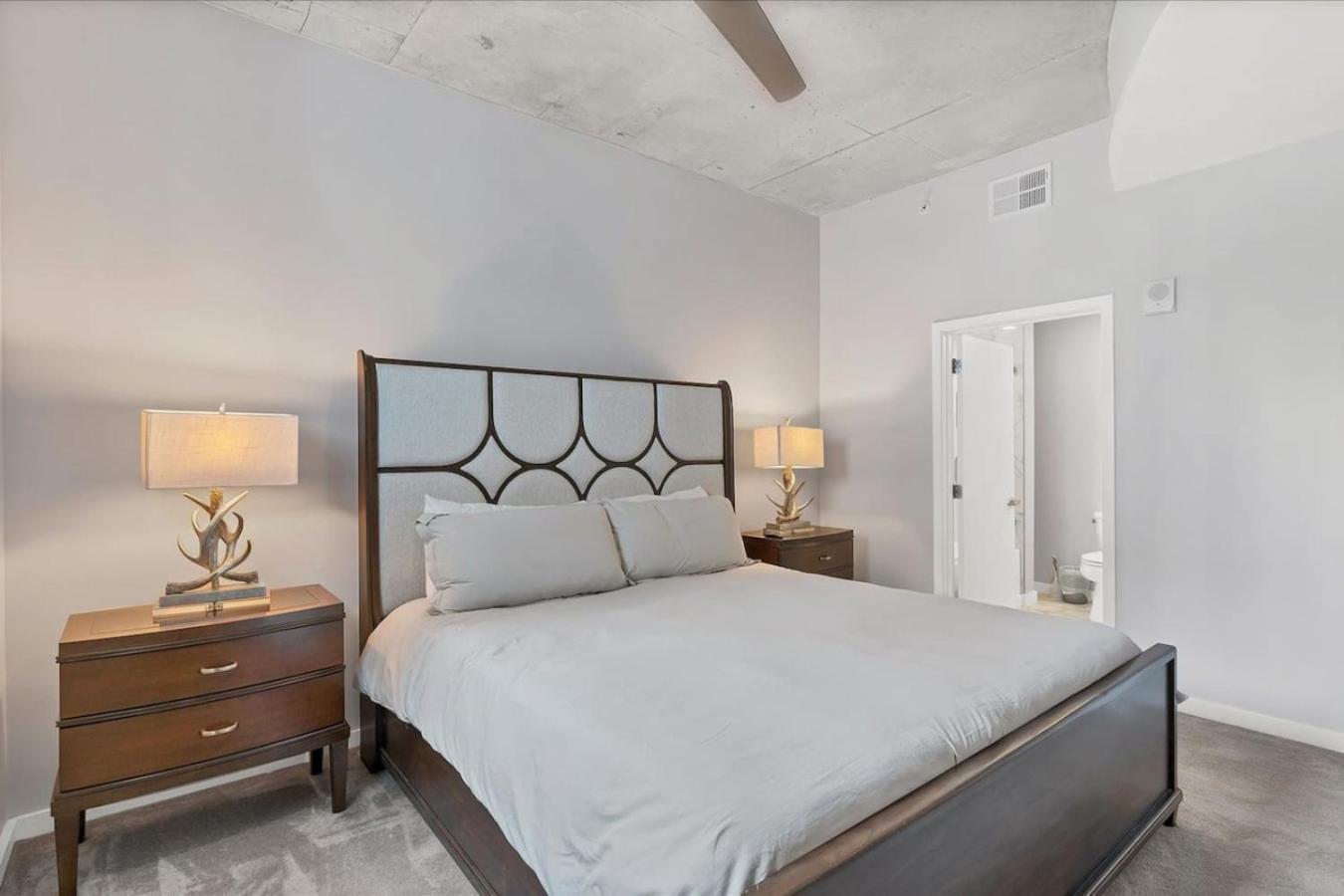 Modern 3 Bedroom In Downtown W Free Parking Apartment *