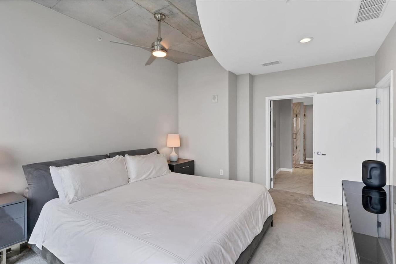 Modern 3 Bedroom In Downtown W Free Parking Apartment