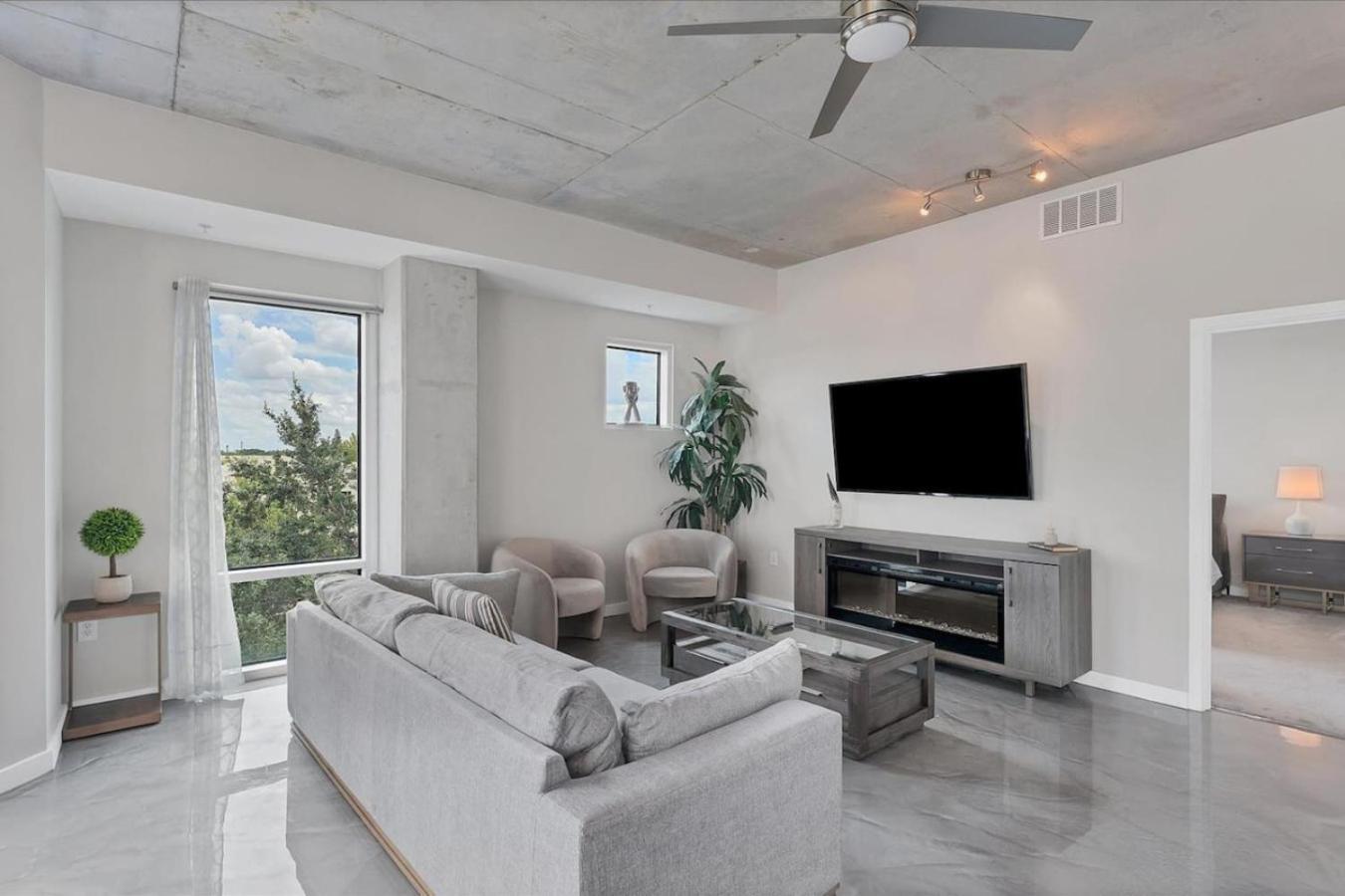Modern 3 Bedroom In Downtown W Free Parking *
