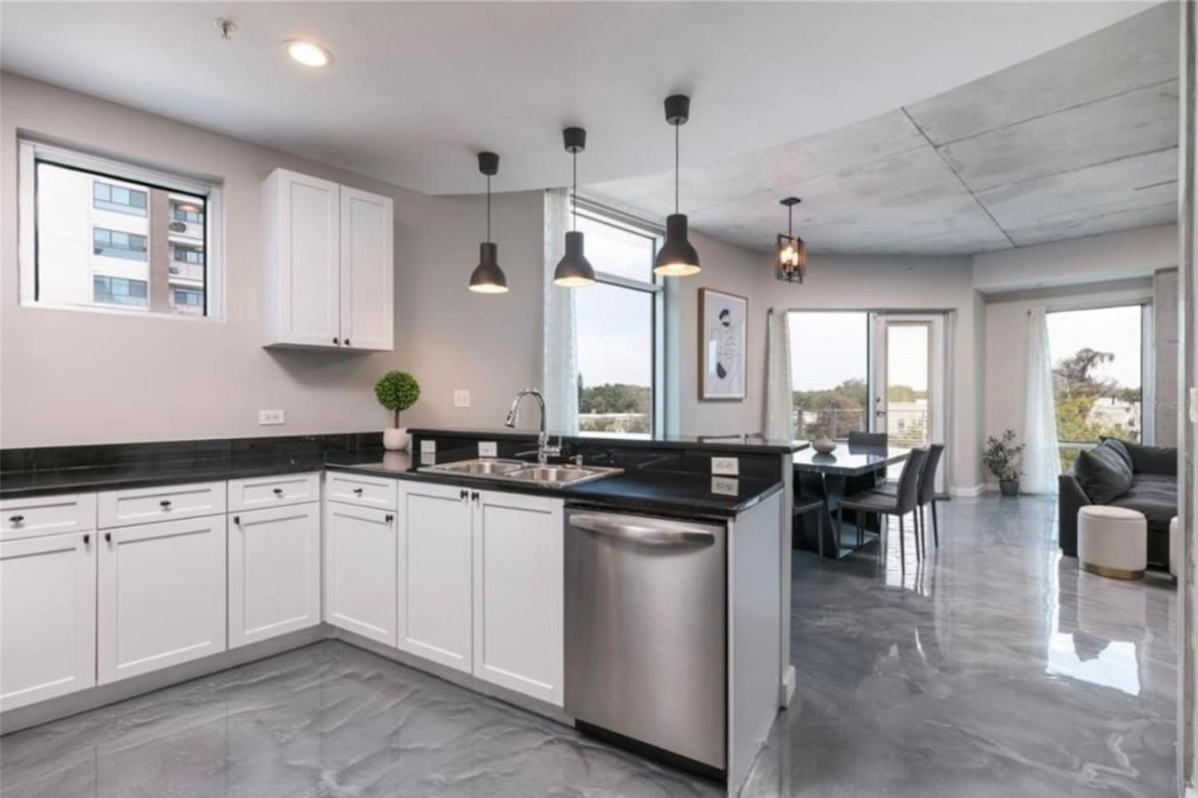 Modern 3 Bedroom In Downtown W Free Parking