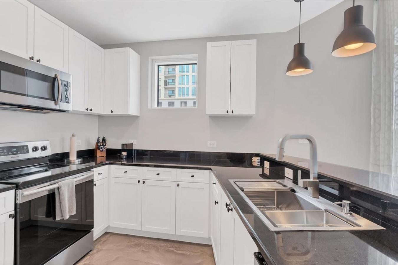 Modern 3 Bedroom In Downtown W Free Parking *