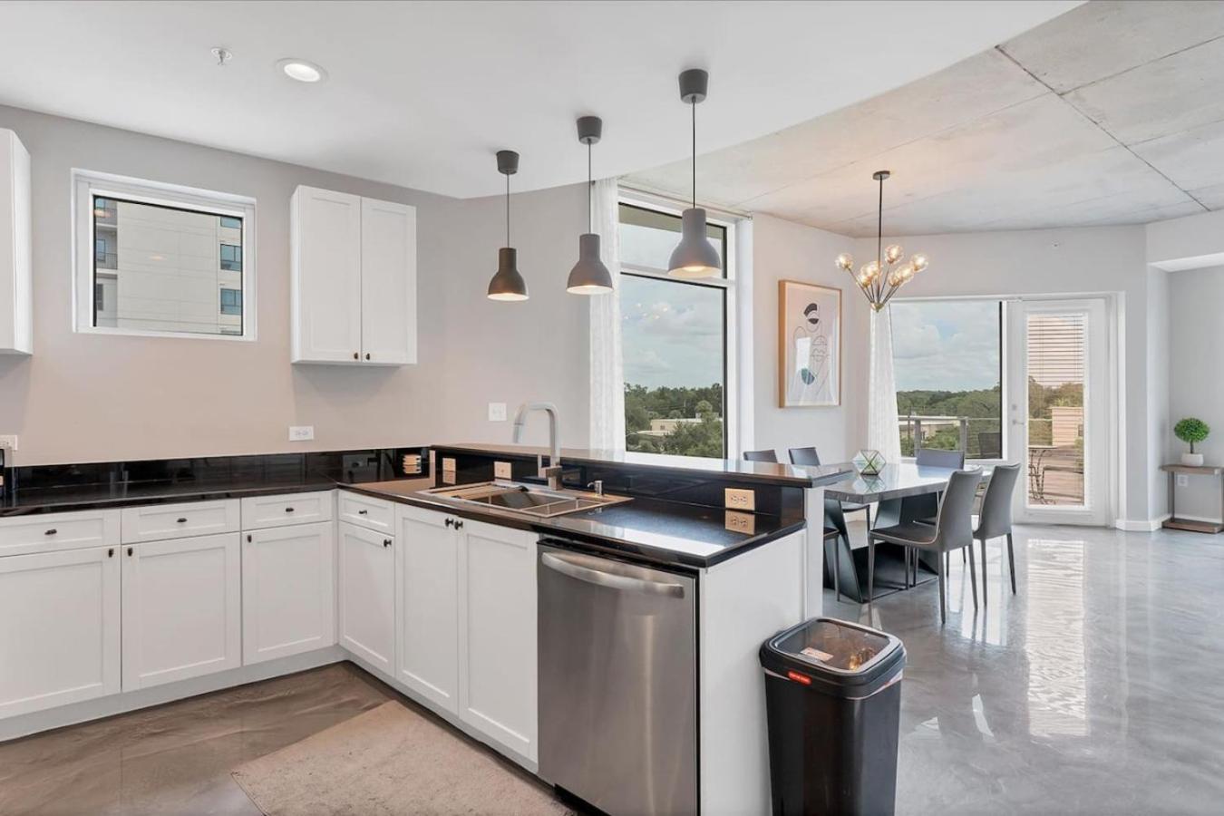Apartment Modern 3 Bedroom In Downtown W Free Parking *
