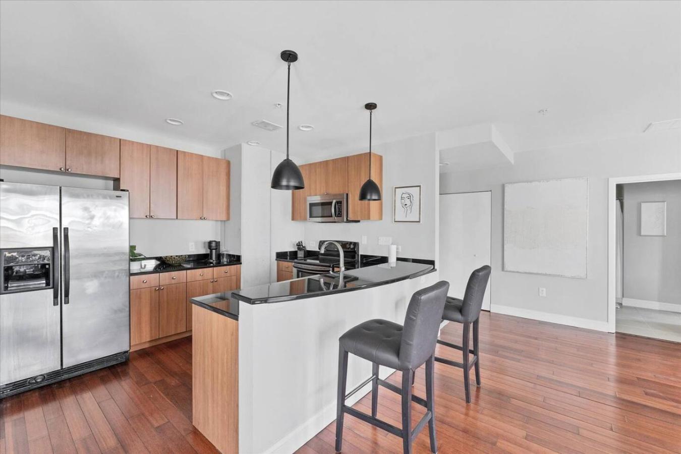 Apartment New 1 Bedroom In Downtown *