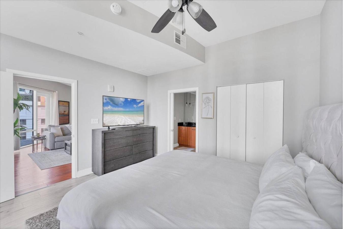 New 1 Bedroom In Downtown *