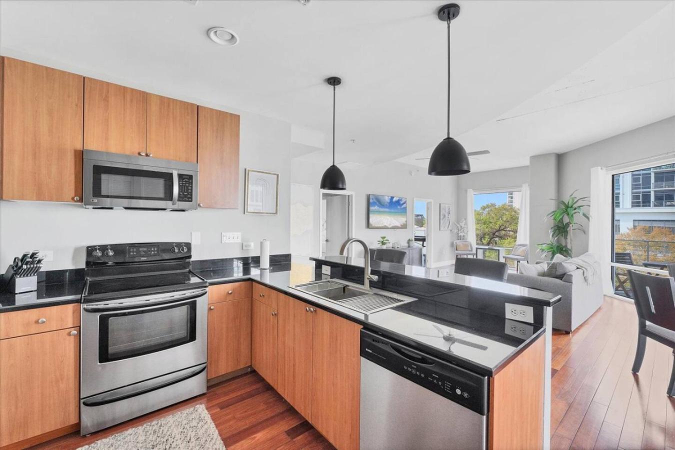 New 1 Bedroom In Downtown *