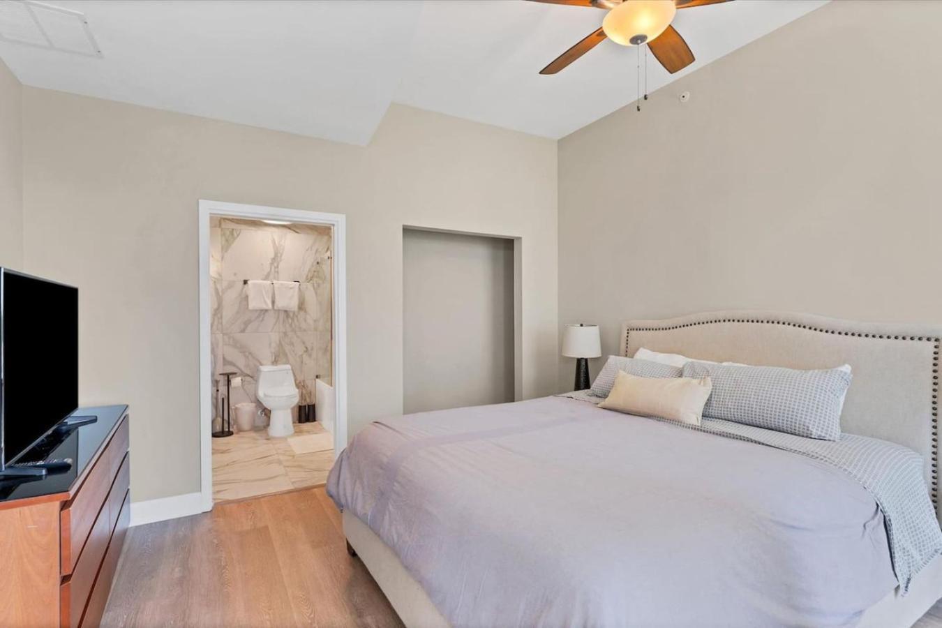 Holiday home Beautiful Downtown 1 Bed 1 Bath *
