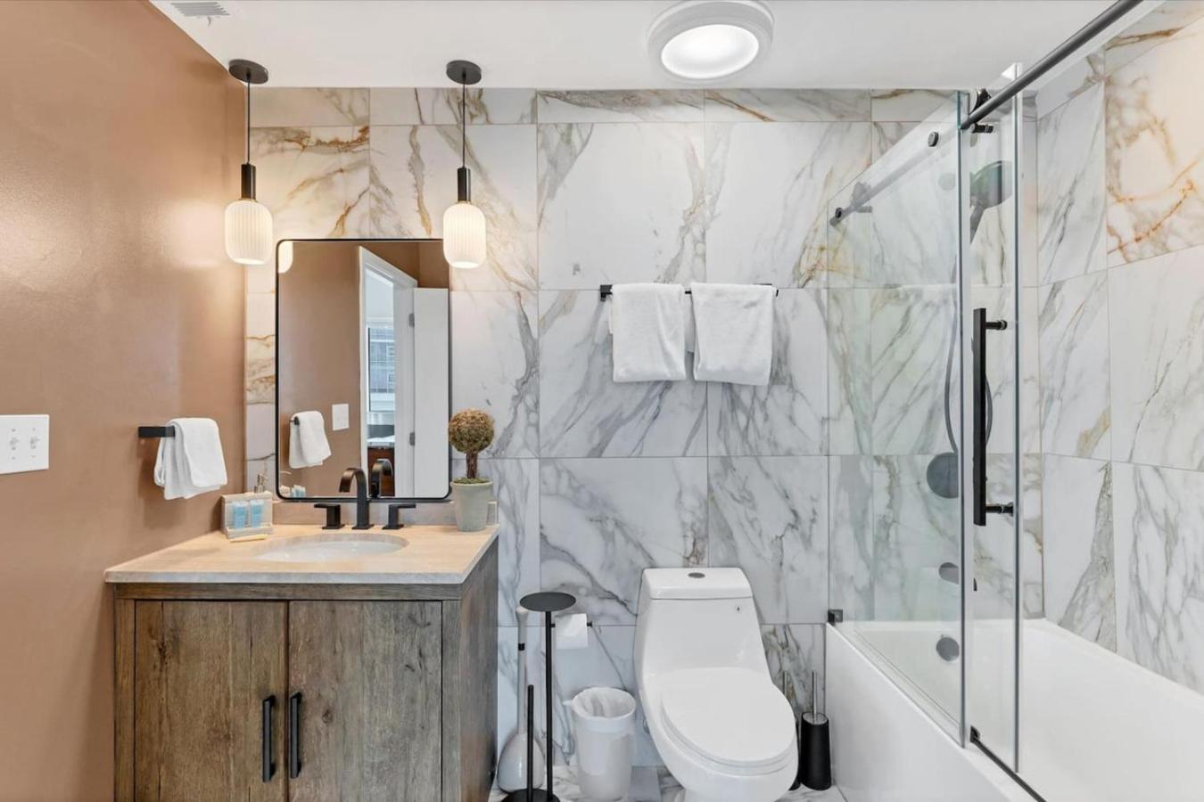Beautiful Downtown 1 Bed 1 Bath *