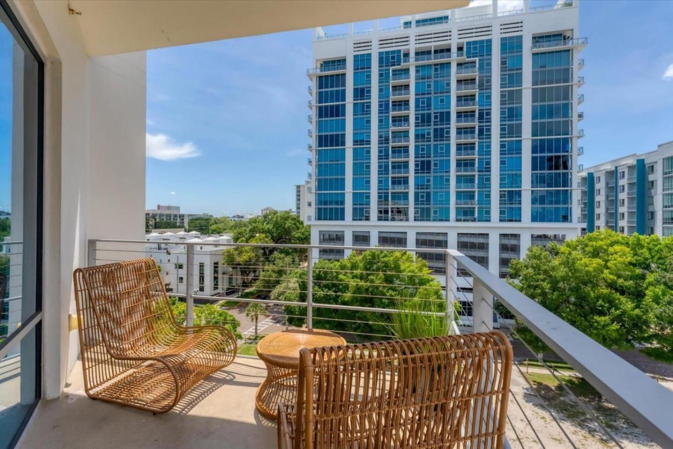 Beautiful Downtown 1 Bed 1 Bath *