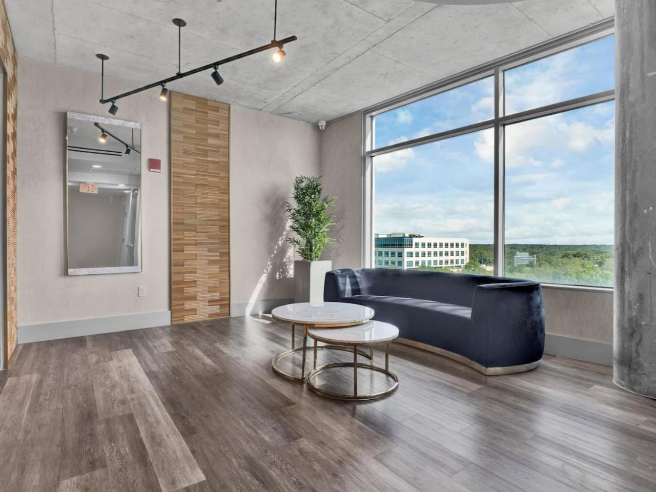 Luxurious 2 Beds 2 Baths Downtown