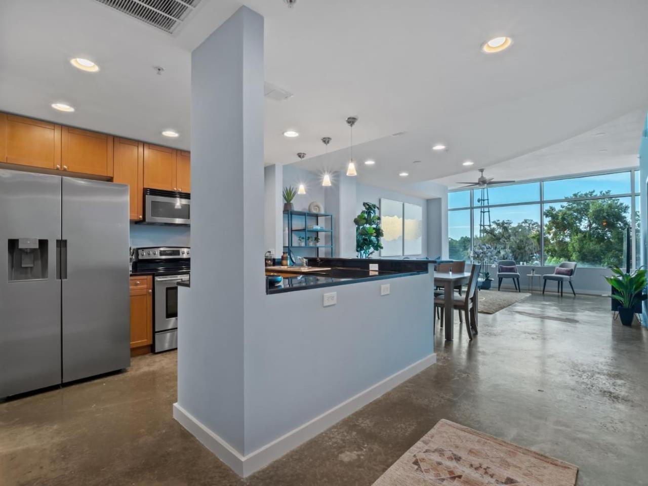 Luxurious 2 Beds 2 Baths Downtown Apartment