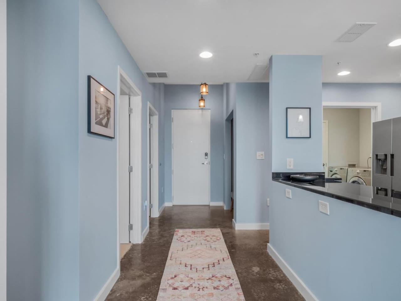 Luxurious 2 Beds 2 Baths Downtown Apartment