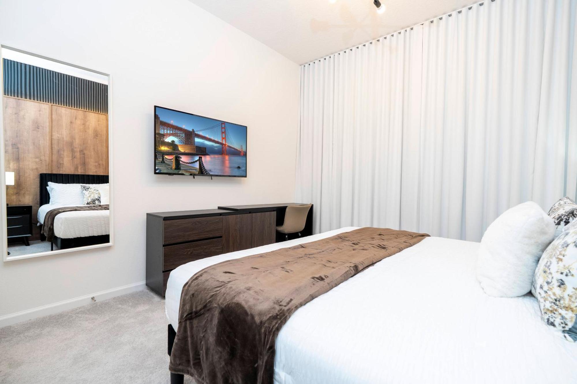 Holiday home Brand New 6bd Luxury W Pool Location. *