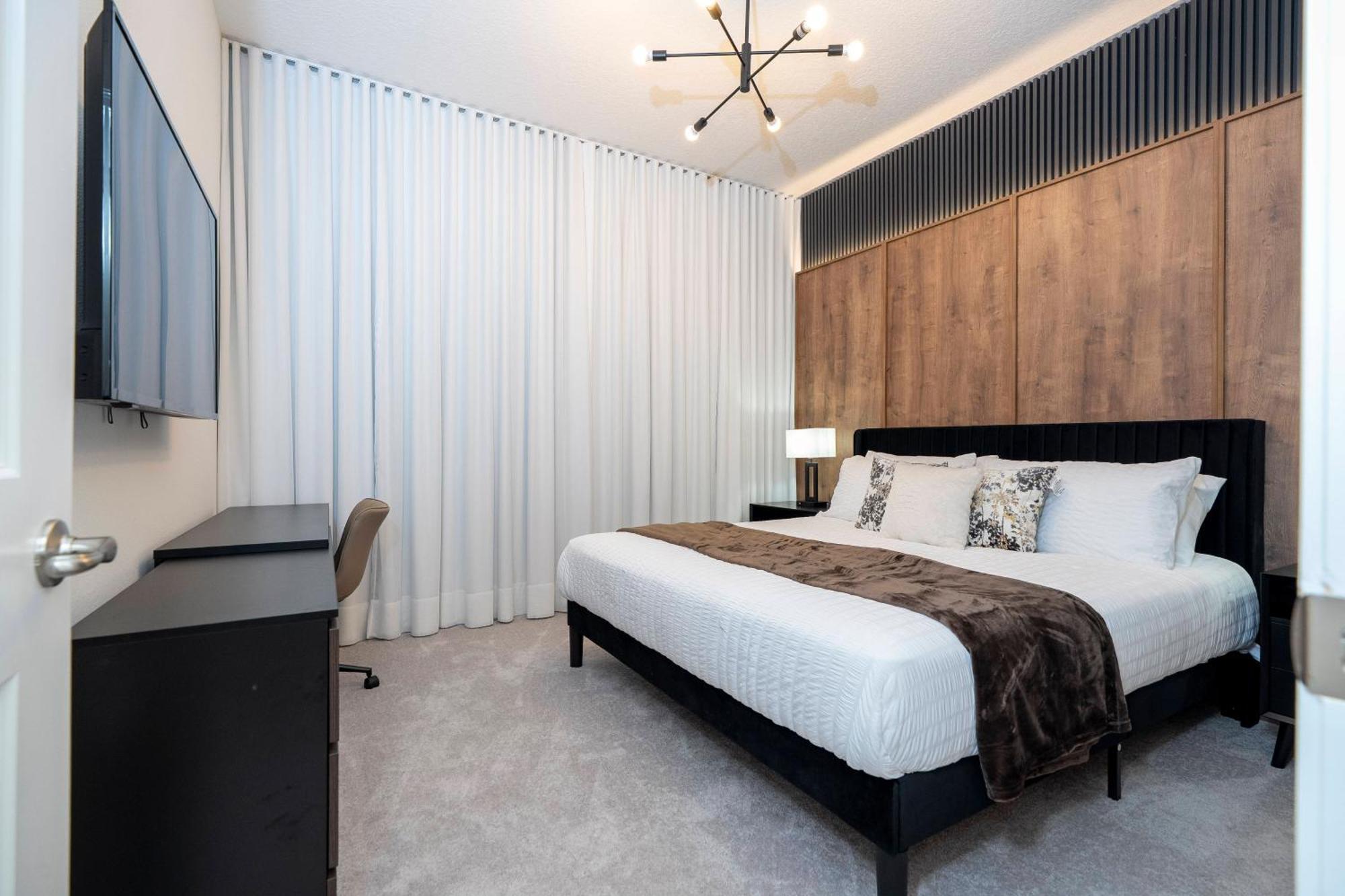 Brand New 6bd Luxury W Pool Location. *