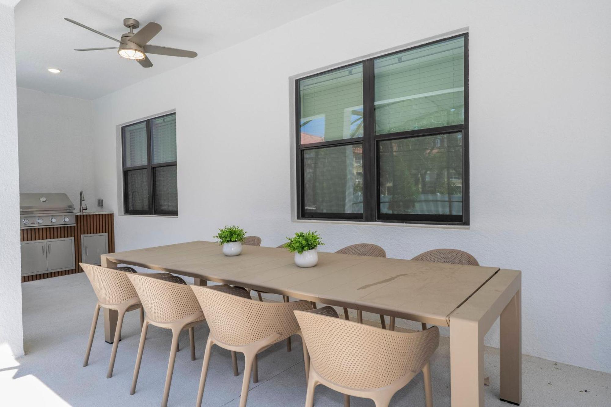 Holiday home Brand New 6bd Luxury W Pool Location. *