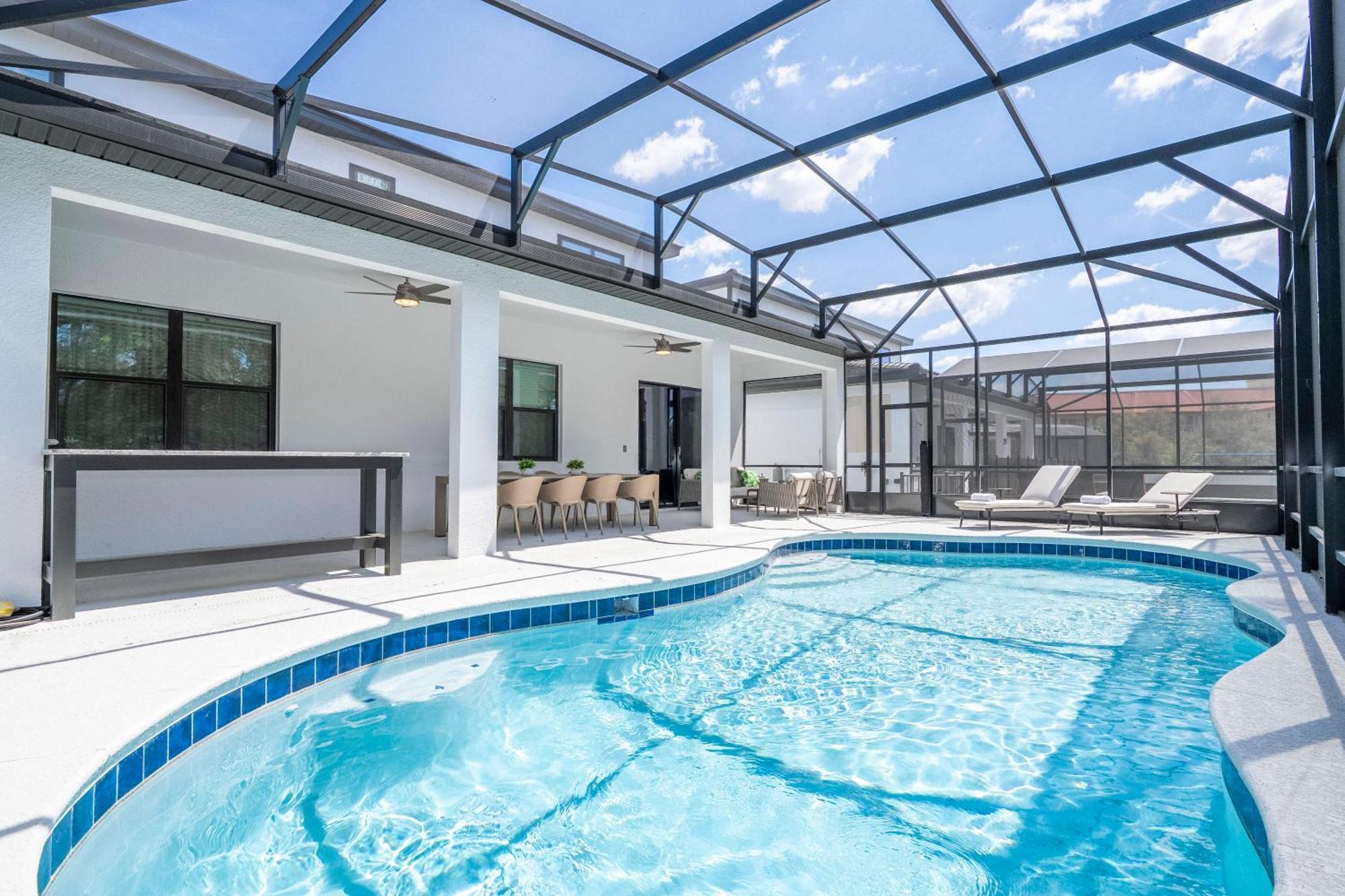 Brand New 6bd Luxury W Pool Location.