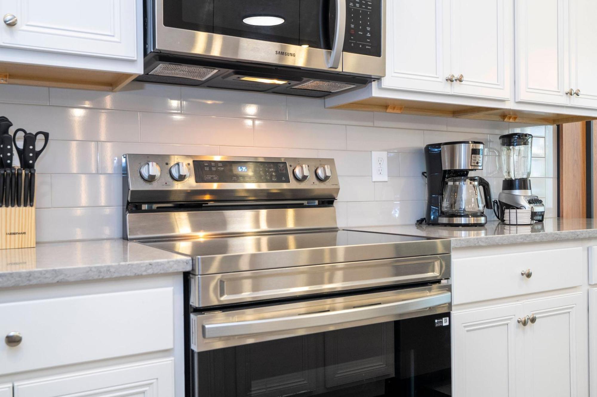Brand New 6bd Luxury W Pool Location.