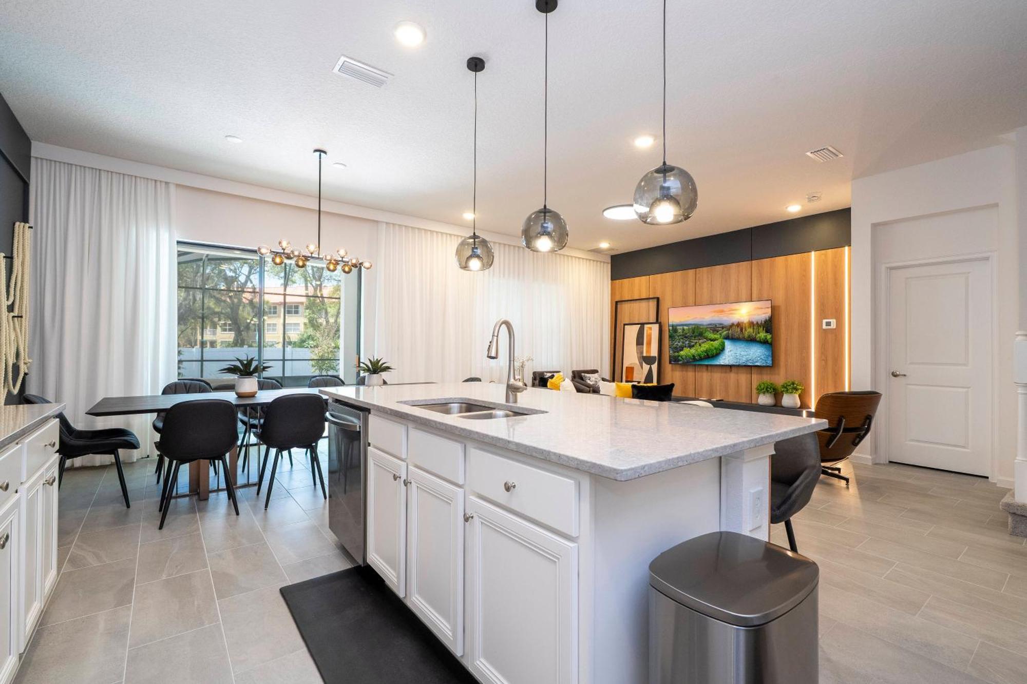 Brand New 6bd Luxury W Pool Location. Holiday home