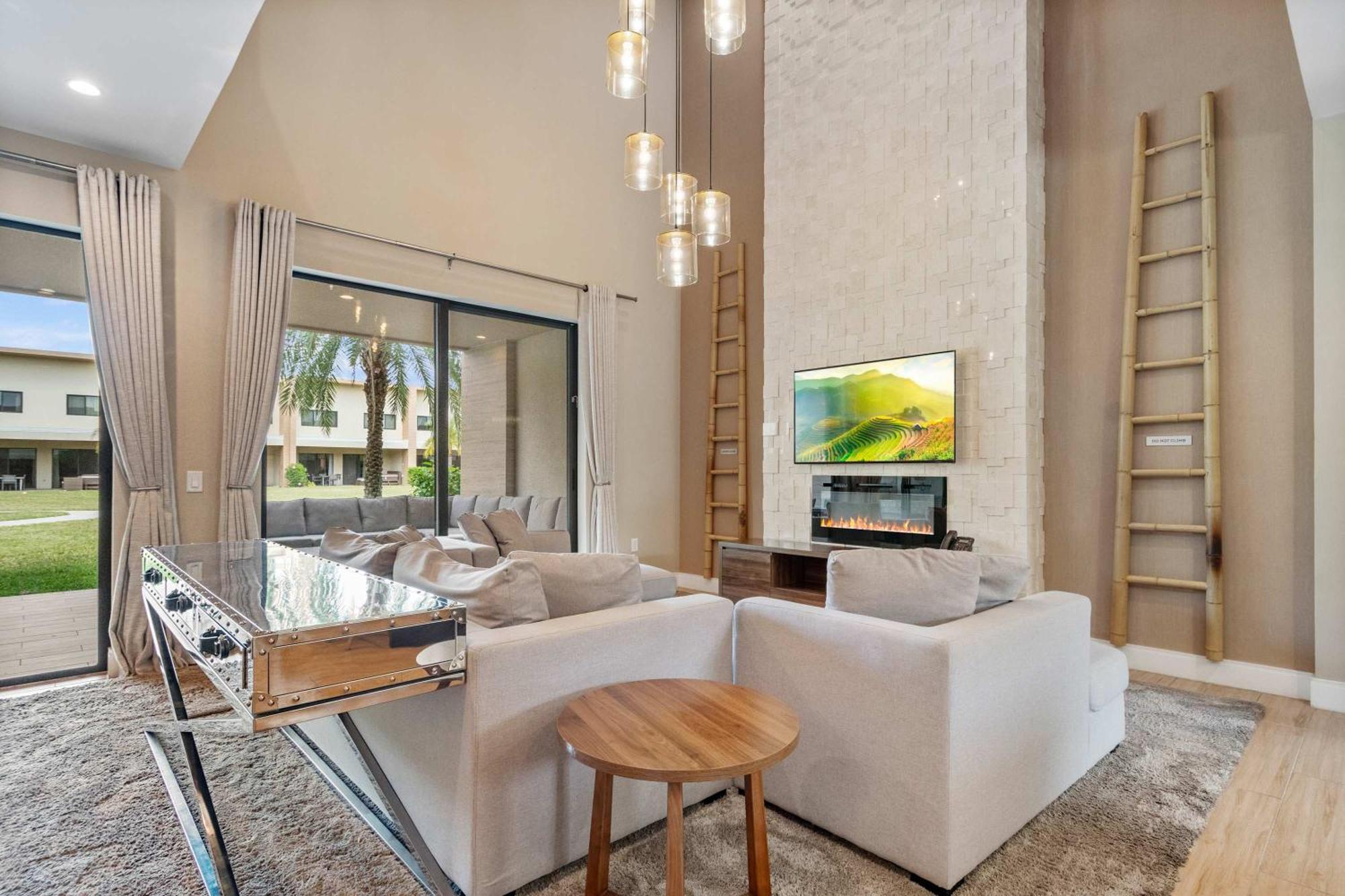 Minutes To Chic Dream With Stunning Patio And Perks *
