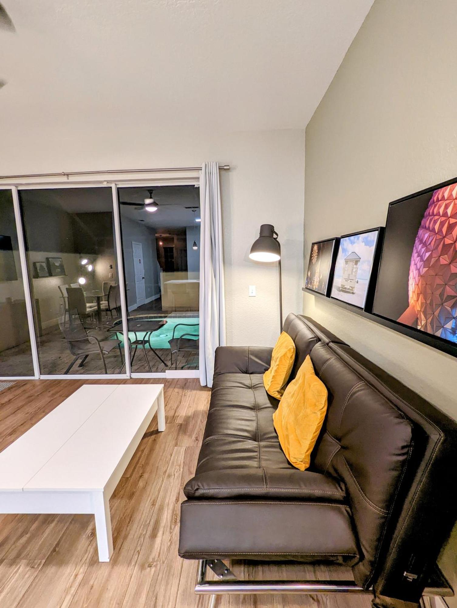 New Luxury Townhome Near Holiday home
