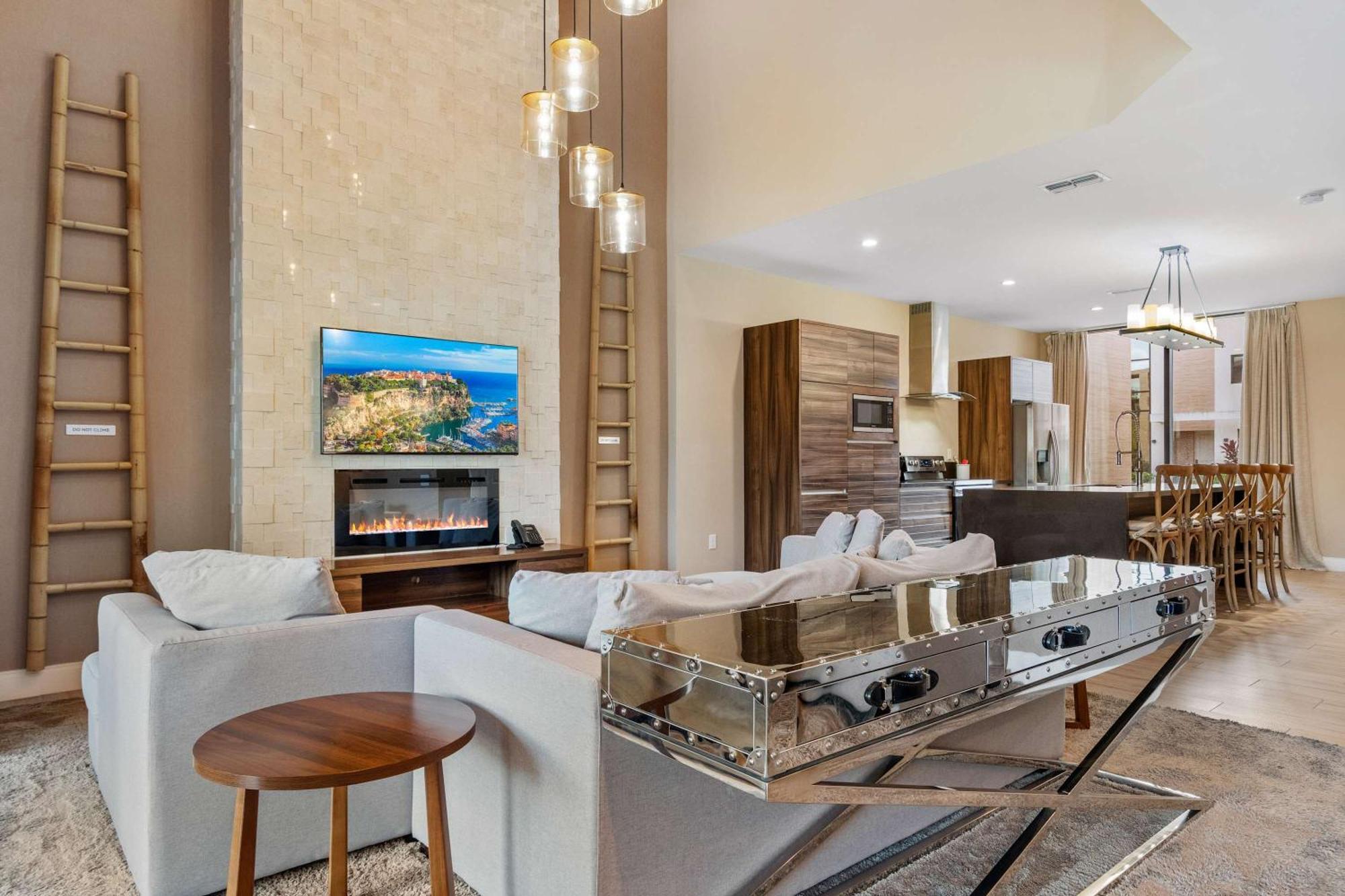 Holiday home Minutes To Chic Dream With Stunning Patio And Perks