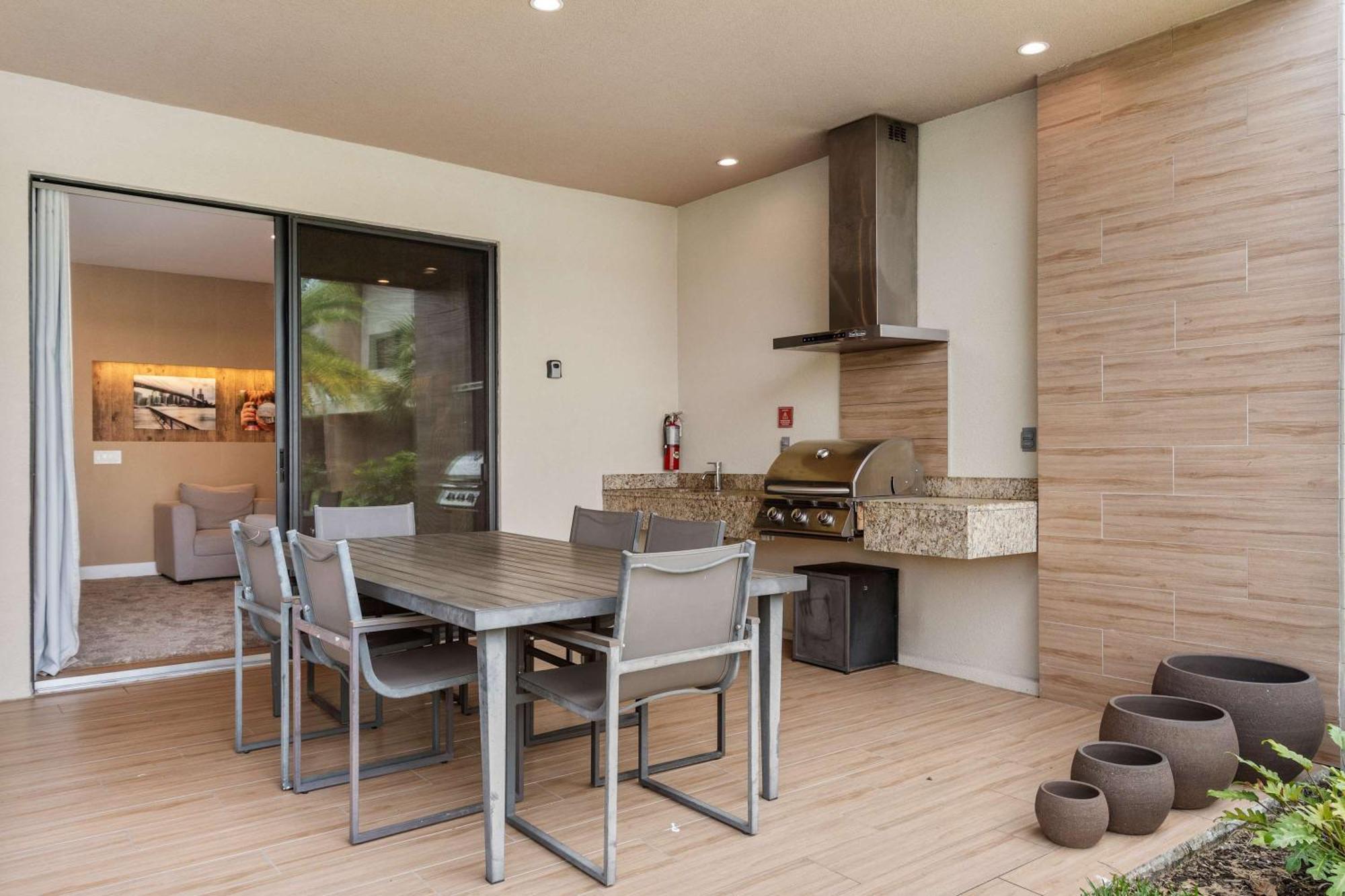 Minutes To Chic Dream With Stunning Patio And Perks Holiday home *
