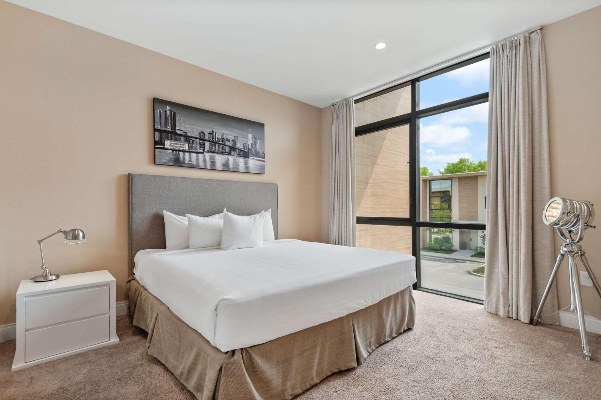 Minutes To Chic Dream With Stunning Patio And Perks Holiday home Orlando