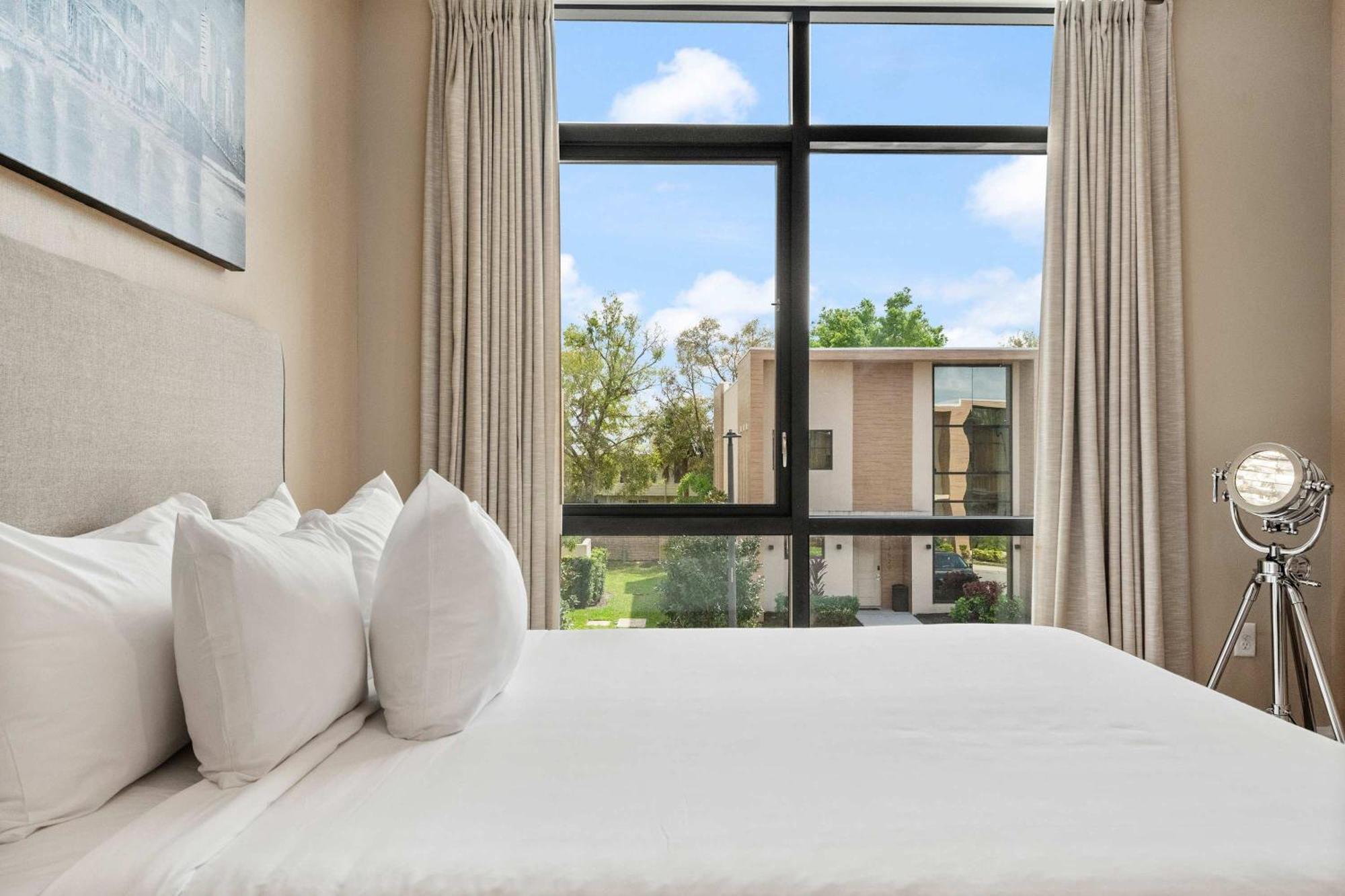 Minutes To Chic Dream With Stunning Patio And Perks Holiday home *