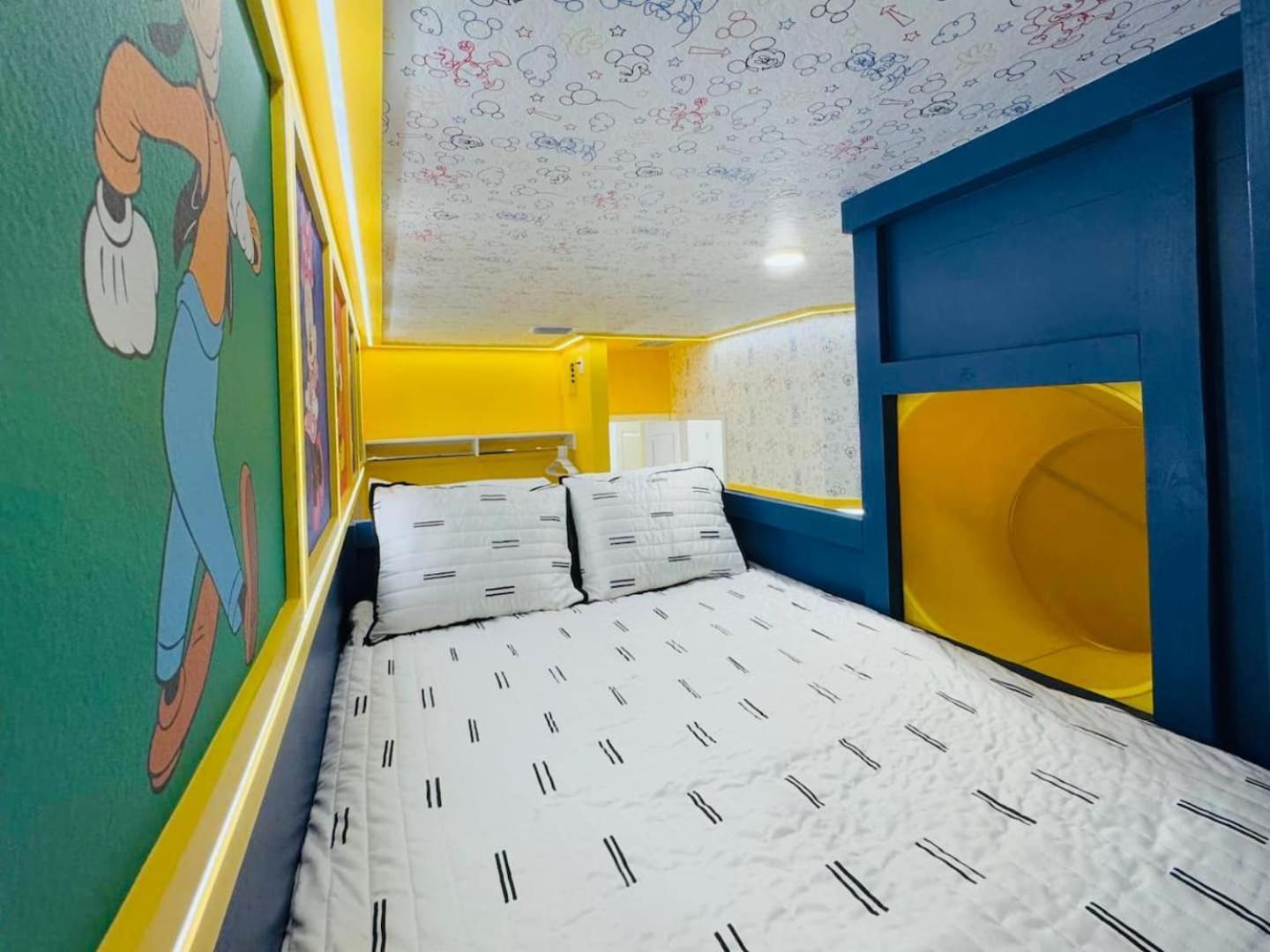 Lux 5br W Game Room, 4 & Private Poo Holiday home *