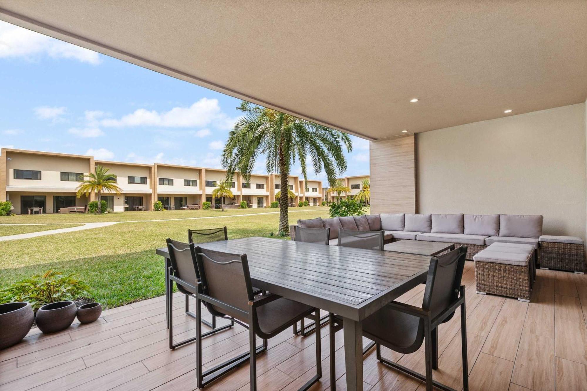 Minutes To Chic Dream With Stunning Patio And Perks Holiday home *