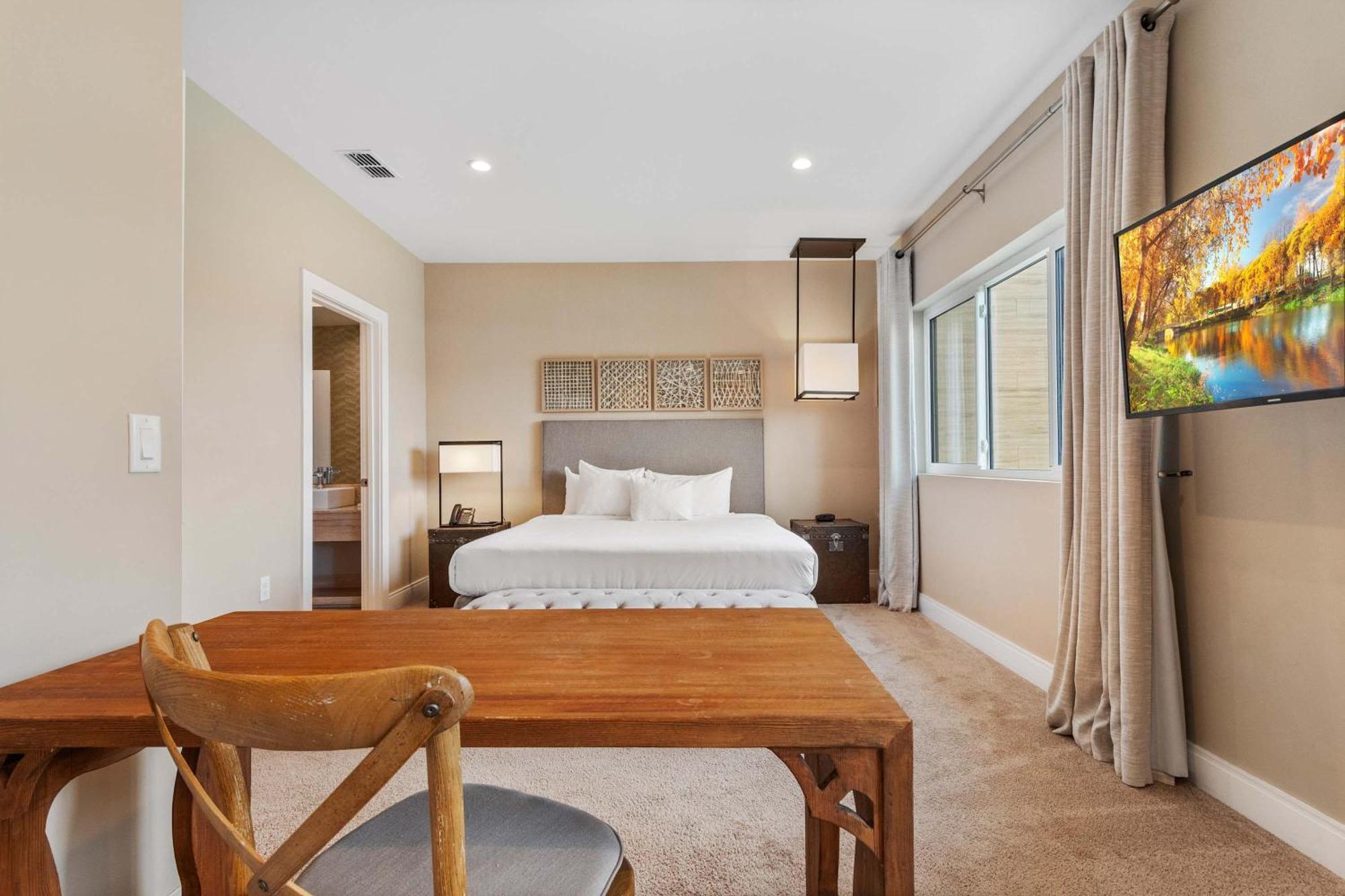 Minutes To Chic Dream With Stunning Patio And Perks *