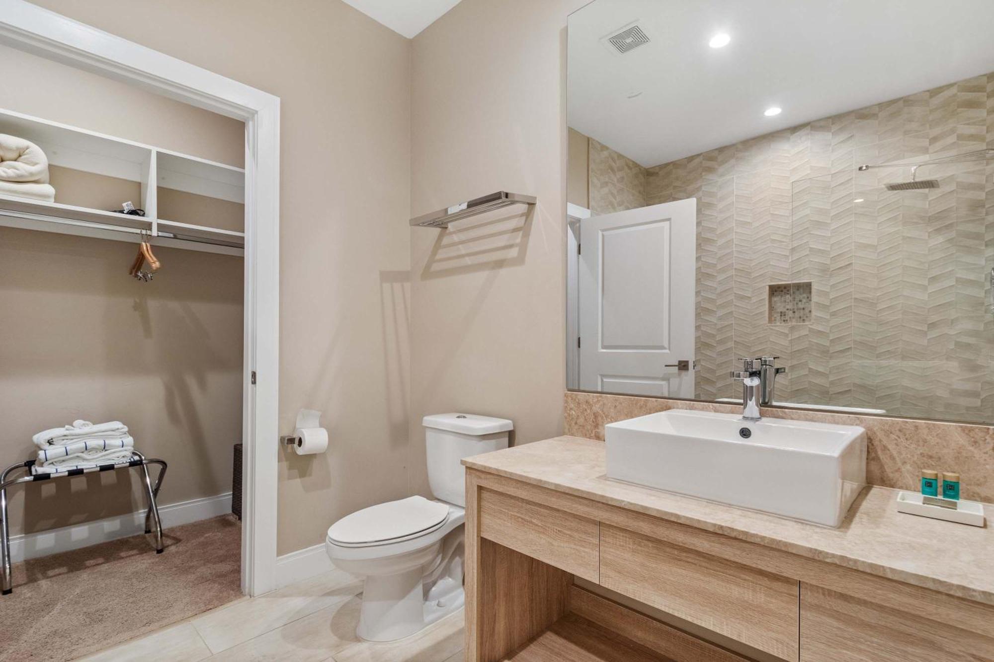 Holiday home Minutes To Chic Dream With Stunning Patio And Perks