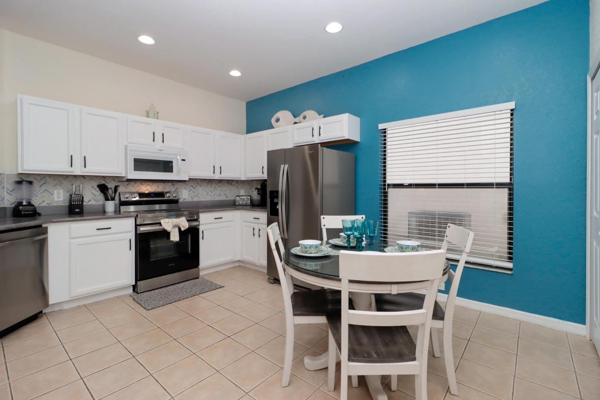 Serene 4-bedroom Lakeview Retreat With South-facing Pool & Sun-drenched Outdoor Living Orlando