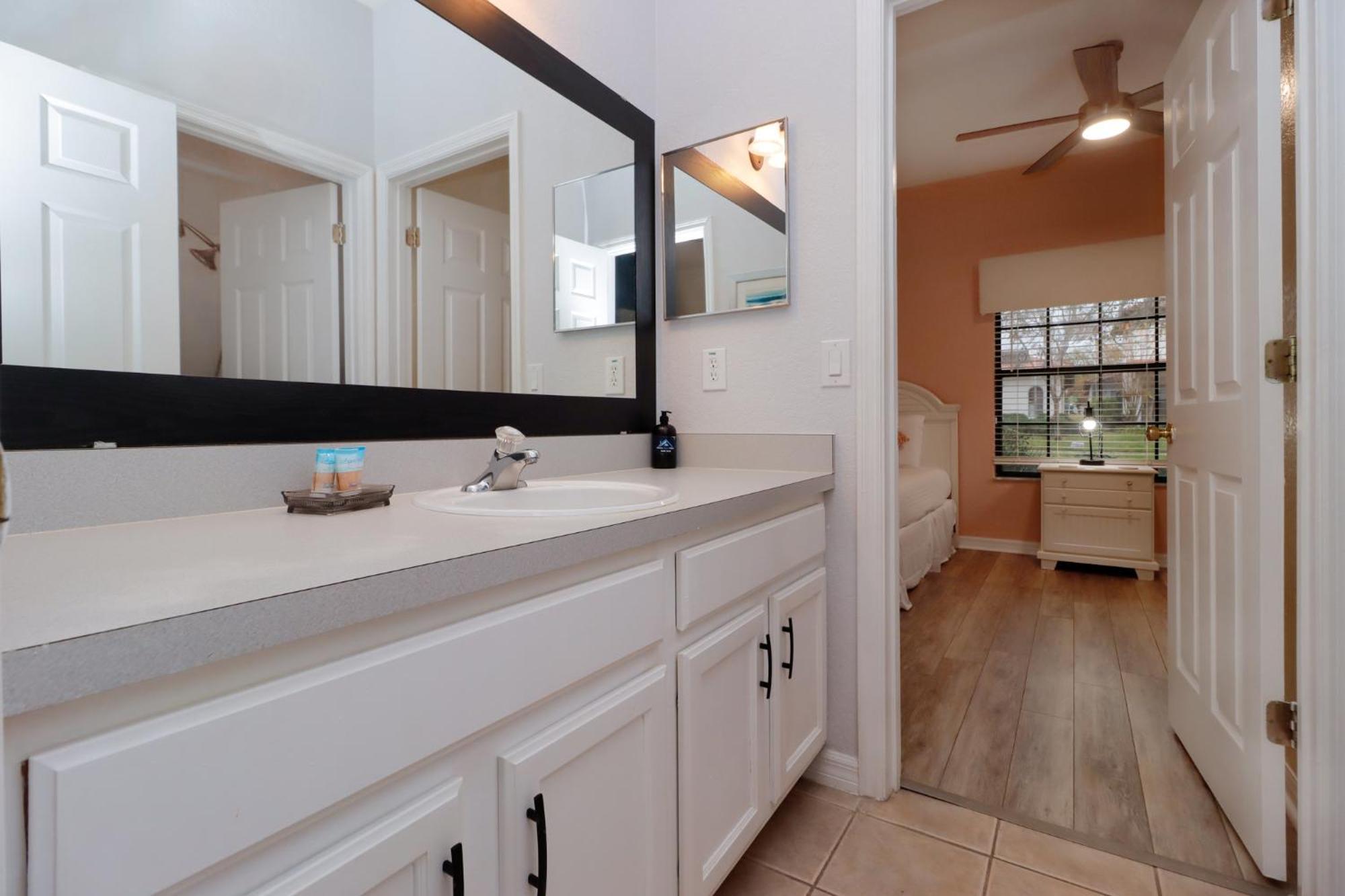 Serene 4-bedroom Lakeview Retreat With South-facing Pool & Sun-drenched Outdoor Living * Orlando