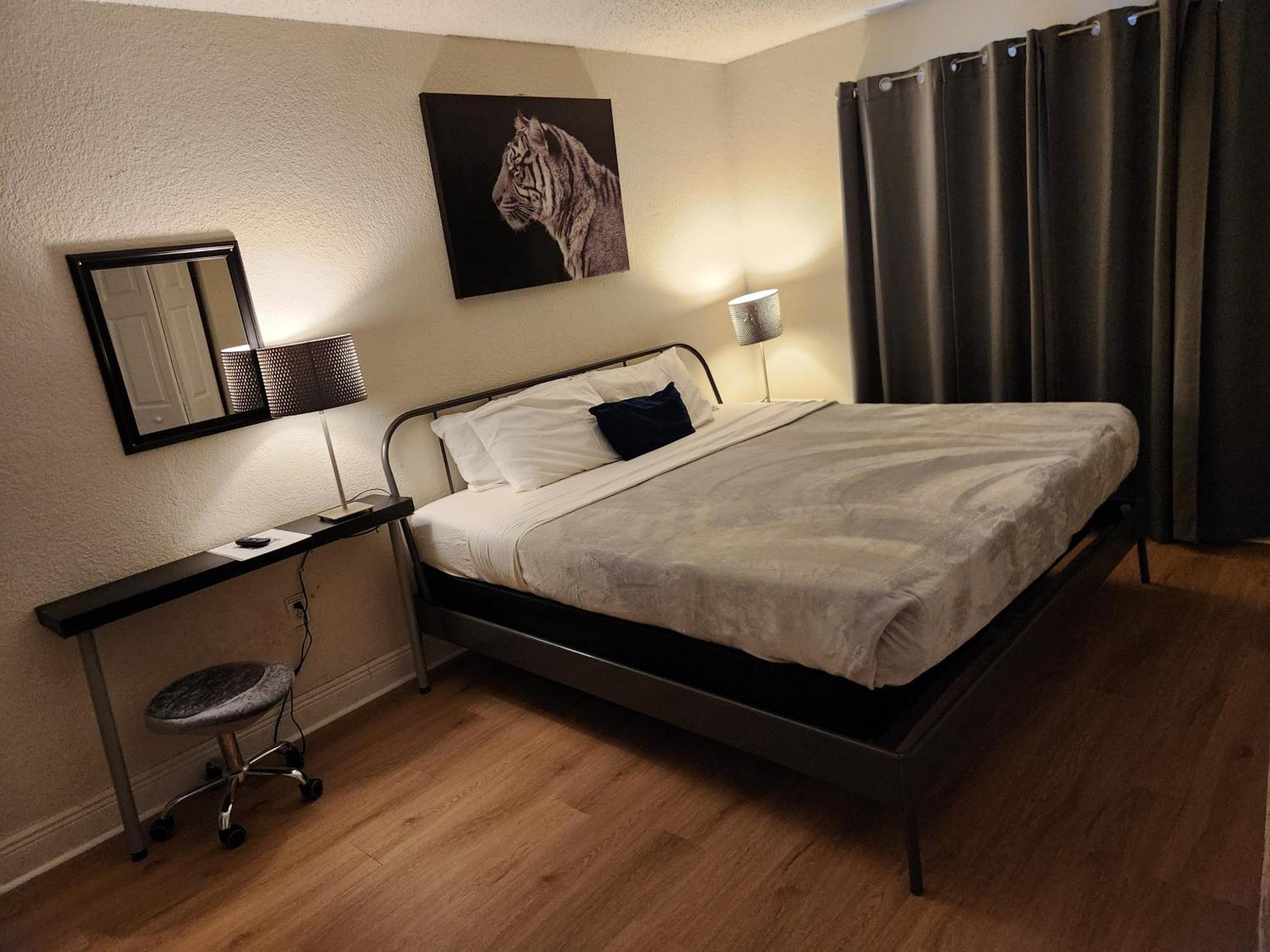 Centauri Vacation Rentals: 2-bedroom With Free Parking