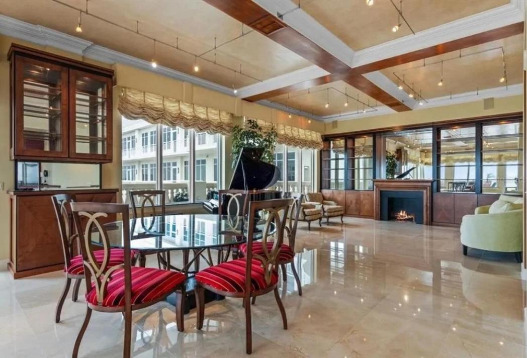 Breathtaking Panoramic Views Of The Skyline Apartment