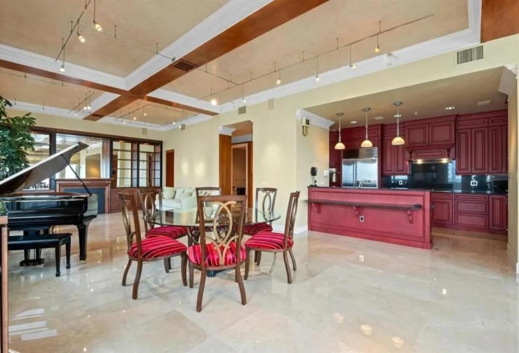 Breathtaking Panoramic Views Of The Skyline Apartment
