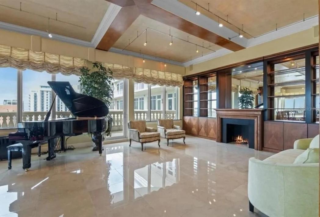 Breathtaking Panoramic Views Of The Skyline Apartment