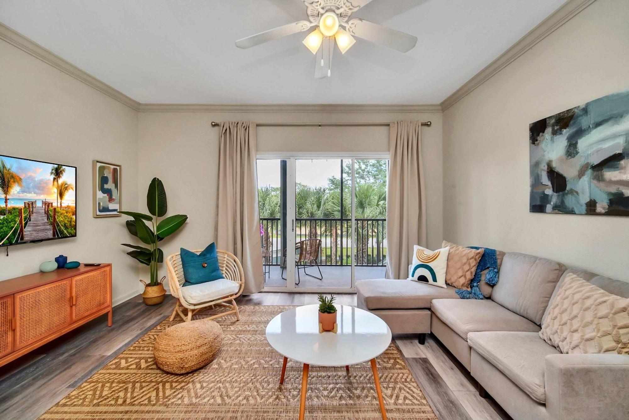 Holiday home Bright 3br With Pool And Hot Tub, Close To Disney!