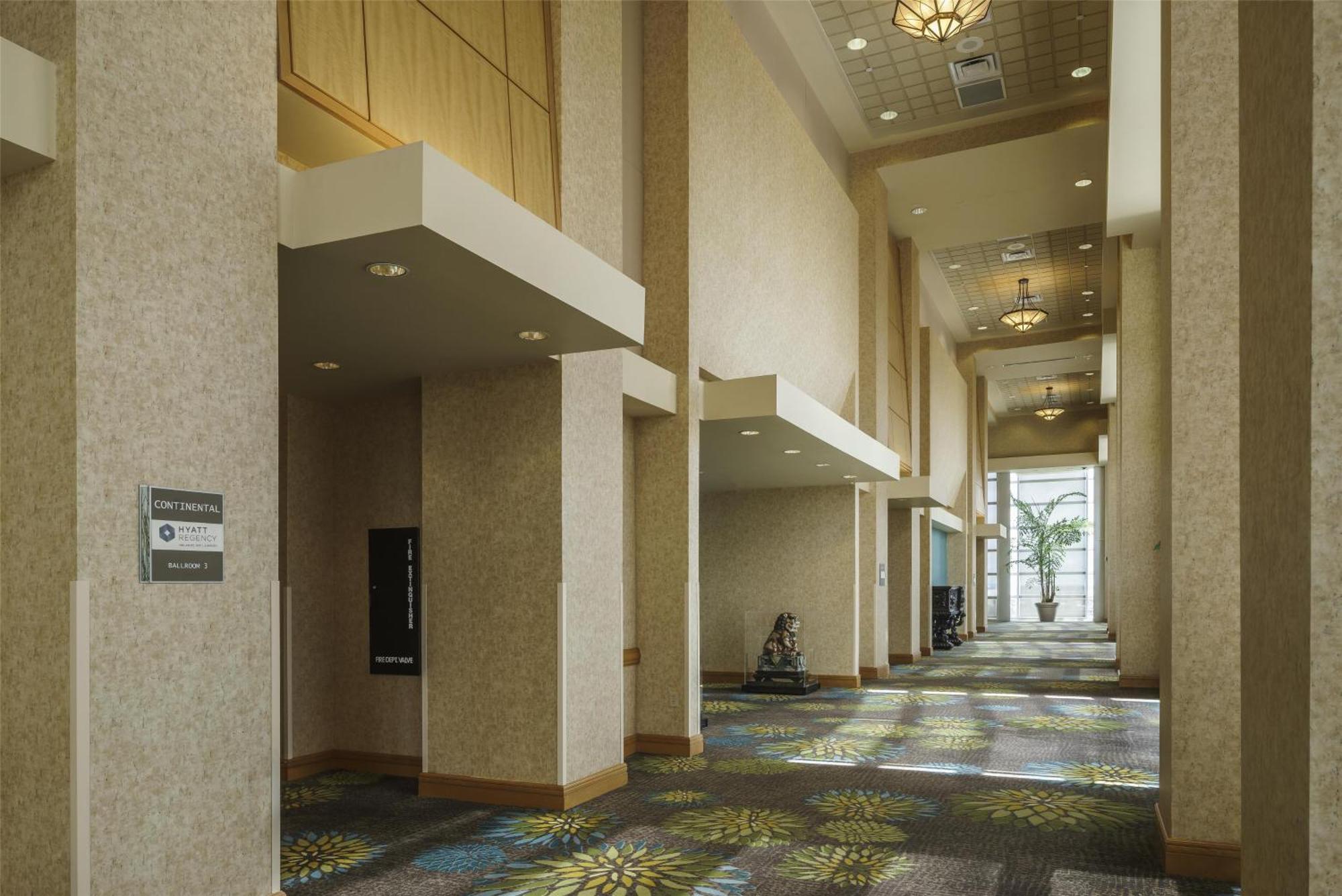 Hyatt Regency International Airport Hotel 4*