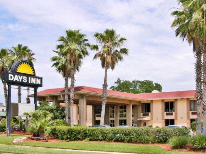 Hotel Clarion & Across From Universal