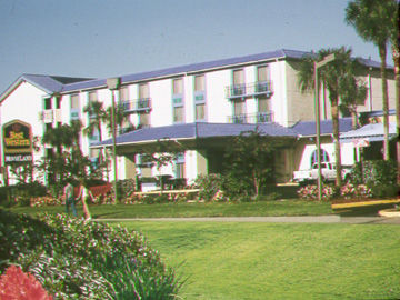 Monumental Movieland Hotel 3*