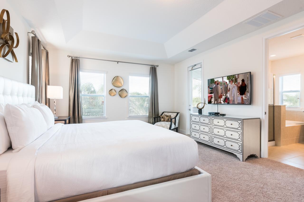 Stunning Near By Rentyl With Private Pool, Game Room, Themed & Amenities - 210m *