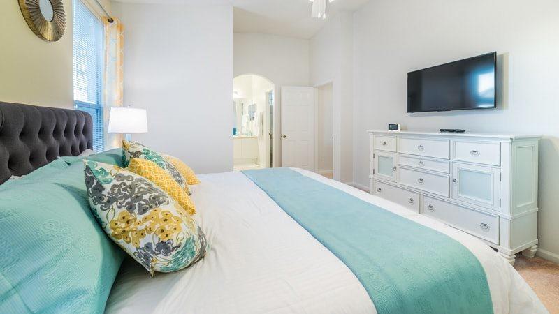 Stunning 4 Bedroom Pool Located In Windsor Palms *