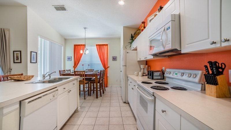 Lovely 4 Bedroom 3 Bath Pool In Gated Holiday home Orlando