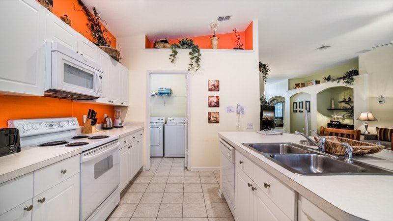 Lovely 4 Bedroom 3 Bath Pool In Gated Holiday home Orlando