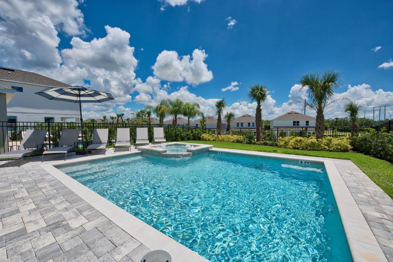 Vibrant By Rentyl Near With Private Pool, Foosball Table & Amenities - 7418m Holiday home Orlando