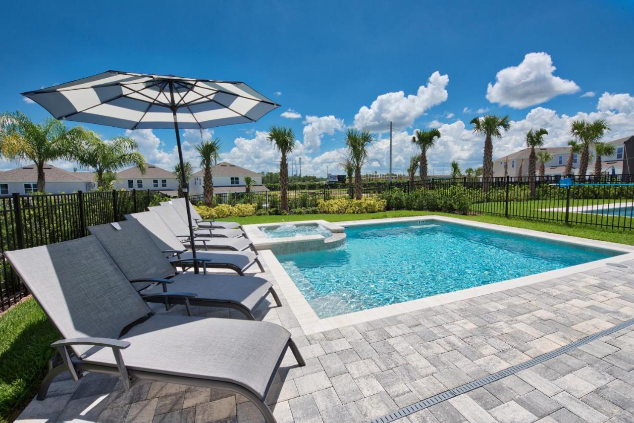Vibrant By Rentyl Near With Private Pool, Foosball Table & Amenities - 7418m Holiday home *