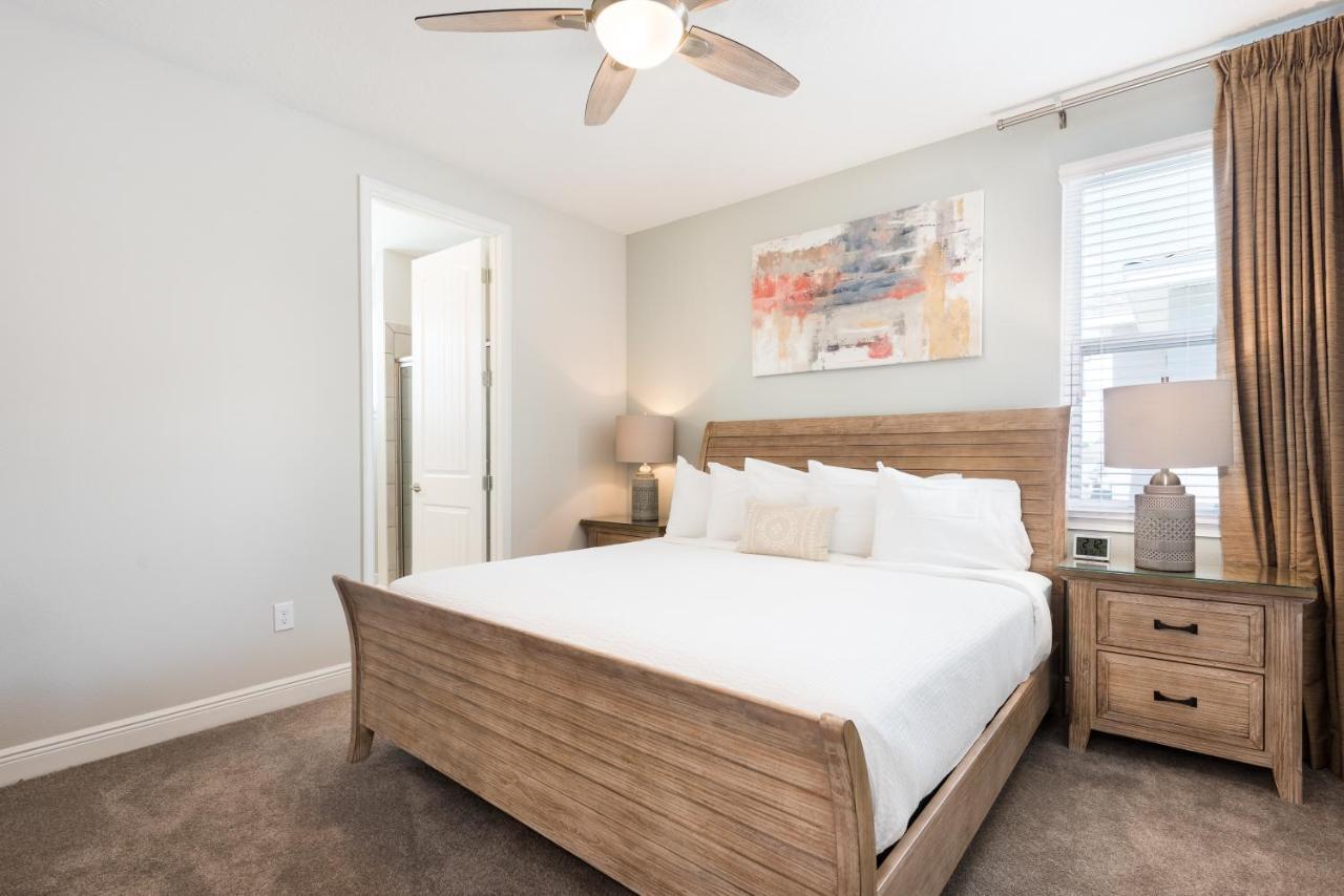 Holiday home Vibrant By Rentyl Near With Private Pool, Foosball Table & Amenities - 7418m Orlando
