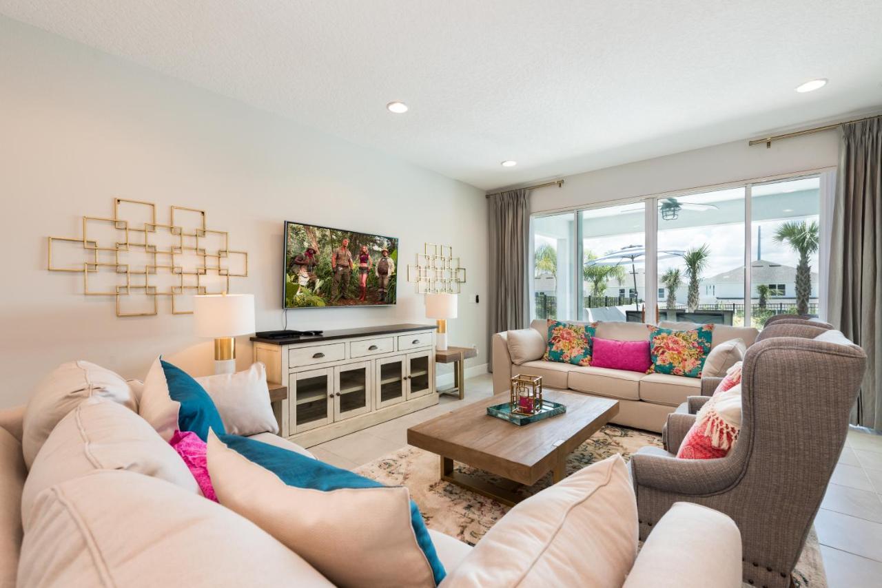 Vibrant By Rentyl Near With Private Pool, Foosball Table & Amenities - 7418m Holiday home Orlando