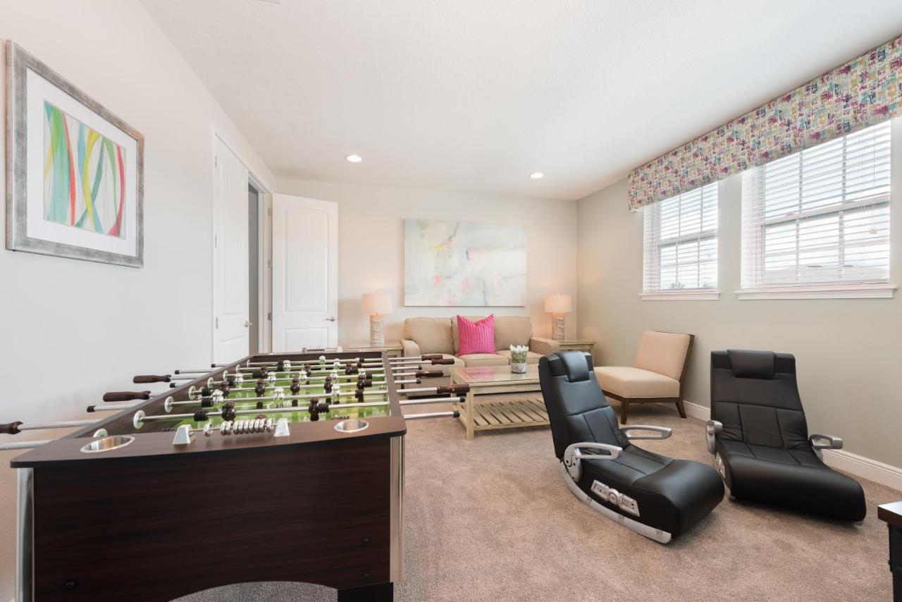 Vibrant By Rentyl Near With Private Pool, Foosball Table & Amenities - 7418m Holiday home *